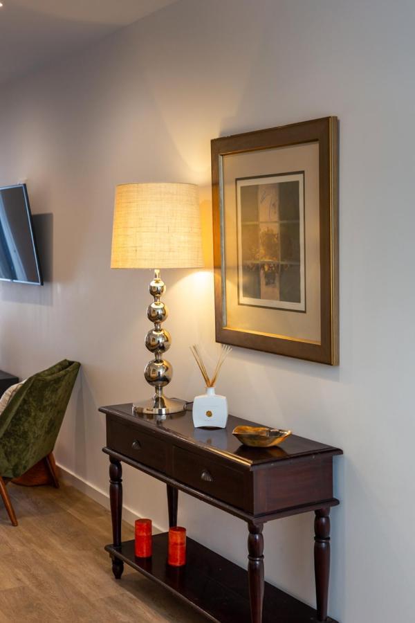 ליסבון Stupendo- Two Rooms, Patio With Refreshing Pond-Center-Air Conditioning-Free Park מראה חיצוני תמונה